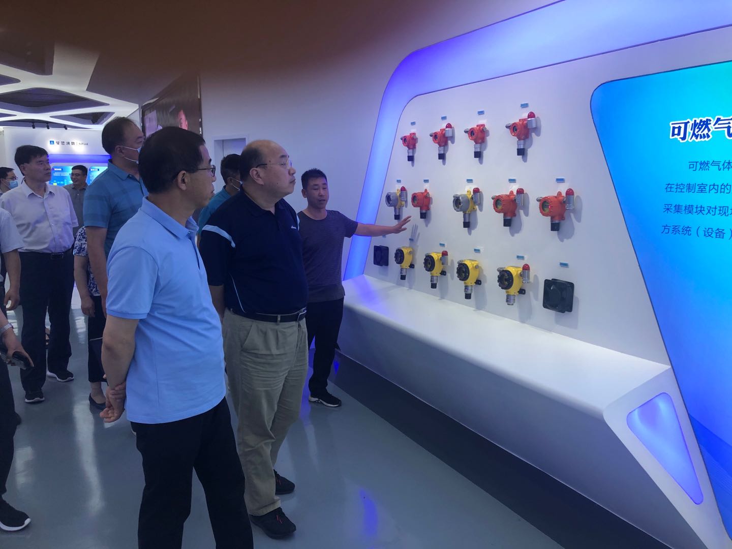 省發(fā)改委環(huán)資處處長薛東峰一行蒞臨許昌馳誠實(shí)地調(diào)研