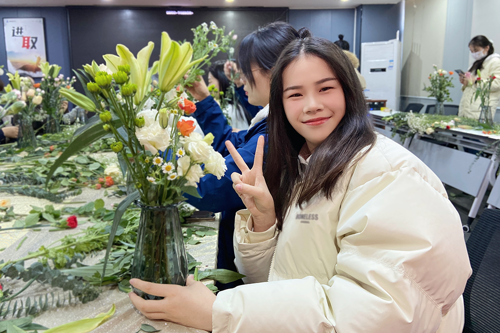 品茗人生·綻放芳華|馳誠(chéng)電氣開(kāi)展女神節(jié)品茗插花活動(dòng)