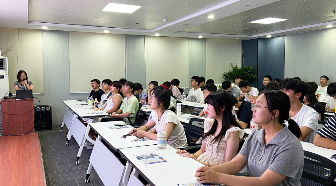 鄭州大學(xué)計(jì)算機(jī)與人工智能學(xué)院新生走進(jìn)馳誠(chéng)電氣參觀學(xué)習(xí)